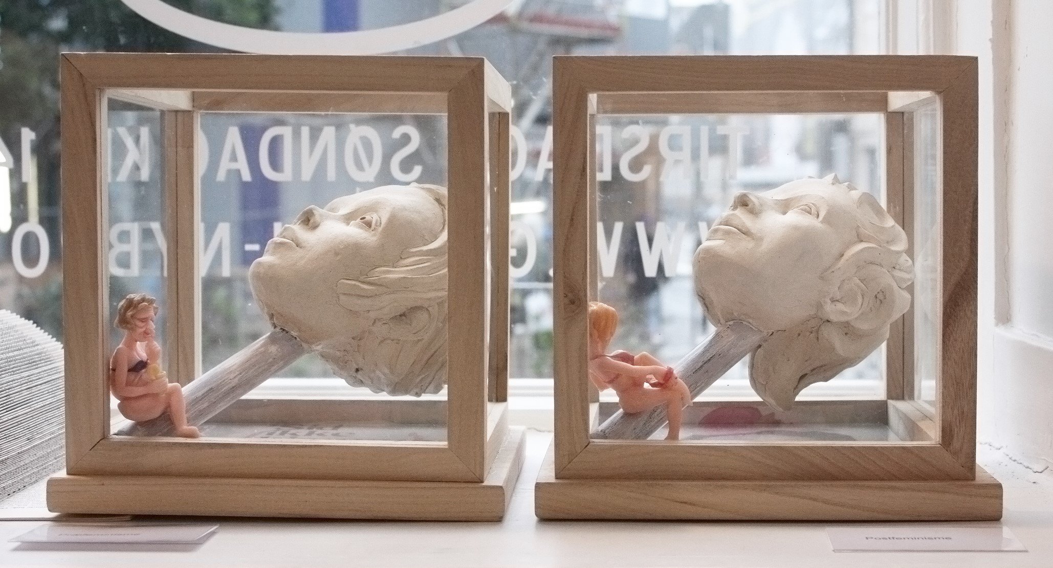 Præ-feminisme (venstre) og Post-feminisme (højre)