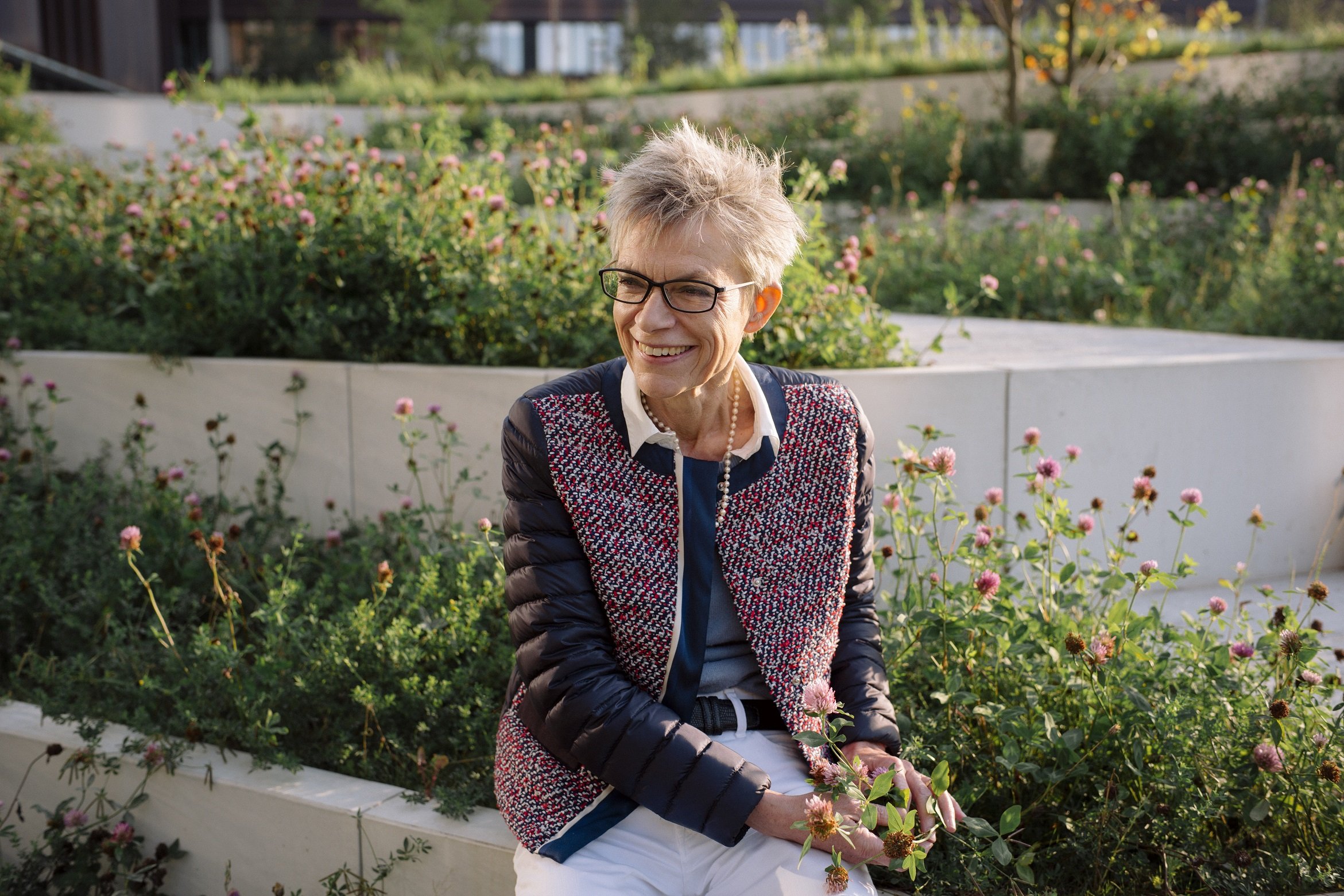 Ulla Wewer is an amateur botanist, so she knows the names of the flowers in the hedgerow-like vegetation around the new tower for the health sciences.
