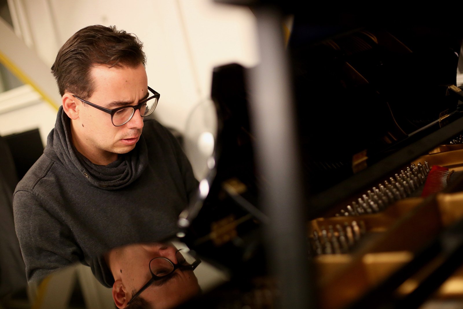 Established pianist Filip Strauch in practice with Symfuni in preparation for Shostakovich’s Piano Concerto 2.
