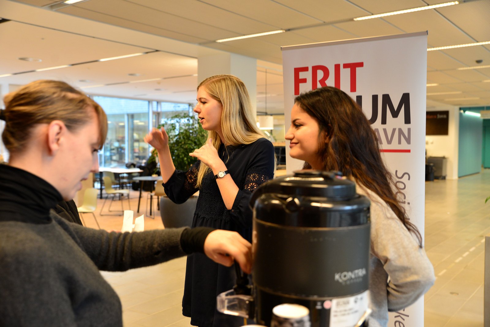 Julie Weile (i midten), Frit Forums spidskandidat til bestyrelsen, forsøgte ihærdigt at overbevise de studerende på Søndre Campus om at stemme. 