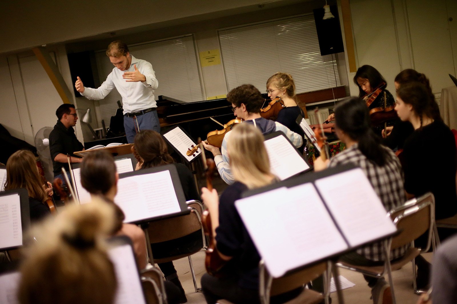 Symfuni in rehearsal in preparation for December’s concert, featuring conductor Bram Kortekaas and pianist Filip Strauch.