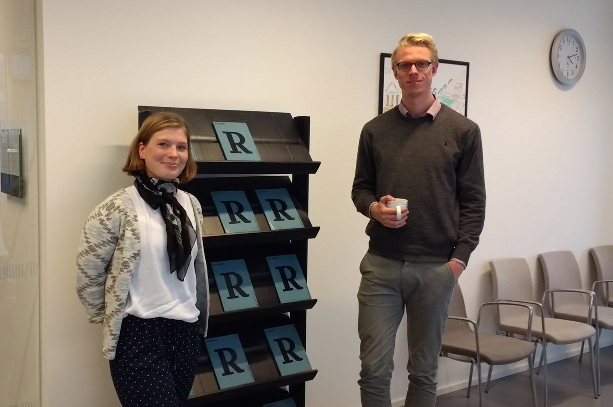 Redaktionsmedlem Karen Lønne Christensen og chefredaktør Magnus Esmark foran første udgave af deres studenterdrevne tidsskrift Retskraft.