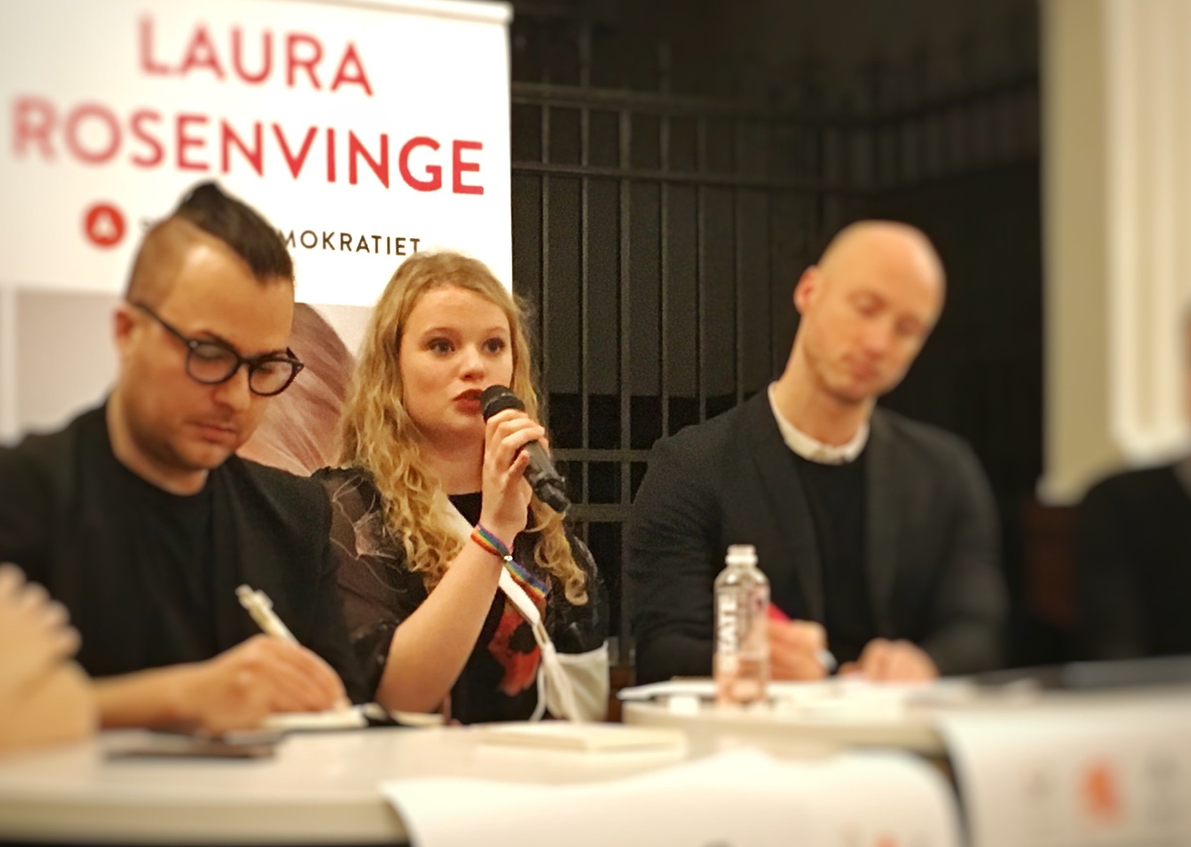 Med armen i slynge er Laura til vælgermøde med LGBT Danmark på Rådhuset i København. Selvom hun selv definerer sig som ciskønnet, heteroseksuel kvinde, så er LGBTQ+ rettigheder en af hendes helt store mærkesager. Du kan høre en reportage fra debatten på Uniradioen som podcast.