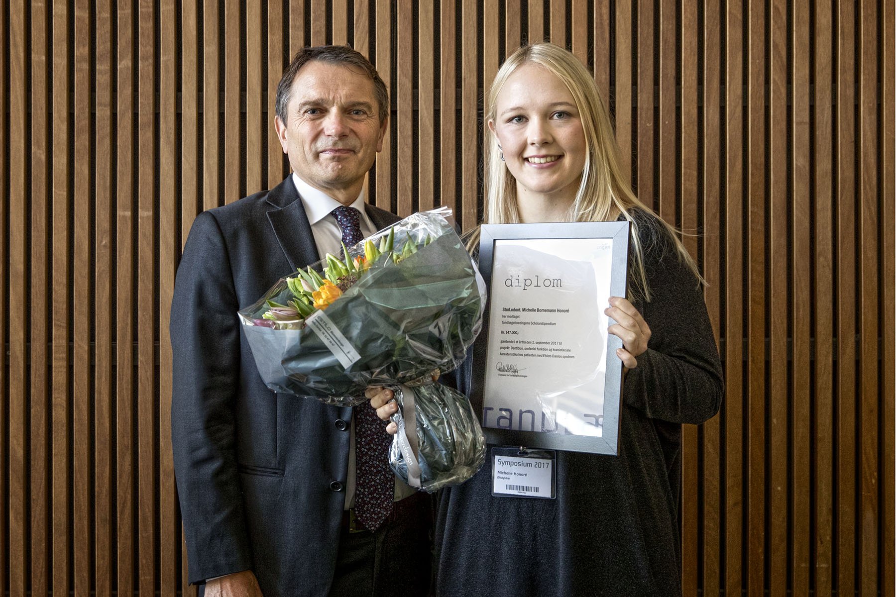 Michelle Bornemann Honoré sammen med Tandlægeforeningens formand Freddie Sloth-Lisbjerg, da hun modtog sin pris, så hun kan forske, mens hun læser til kandidat i Odontologi ved Københavns Universitet.