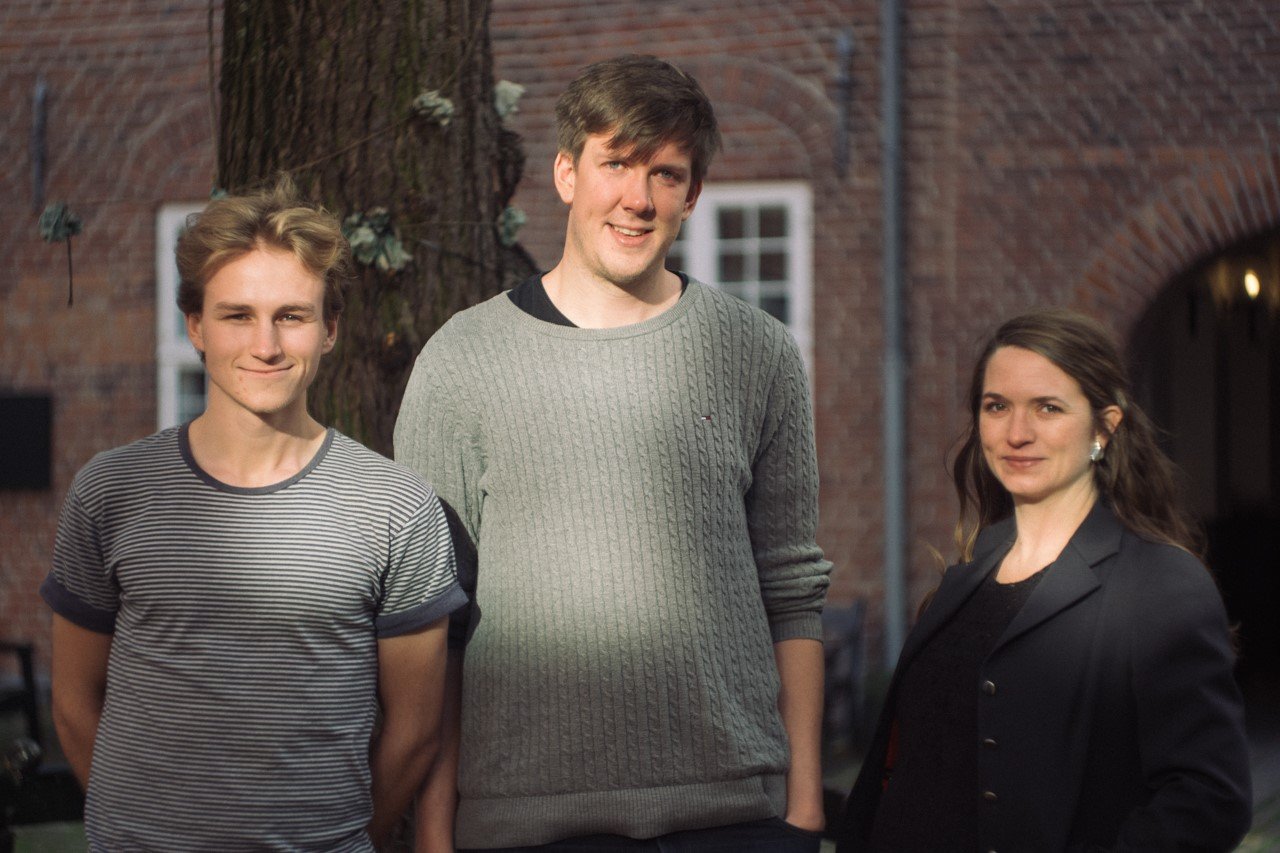 Regensianerne under det historiske lindetræ i 
gården. Fra venstre bioteknologistuderende ved DTU VIktor Hesselberg-Thomsen, phd-studerende og klokker Anders Jakslund samt redaktør og tidligere studerende i litteraturvidenskab ved KU Josefine Albris. 