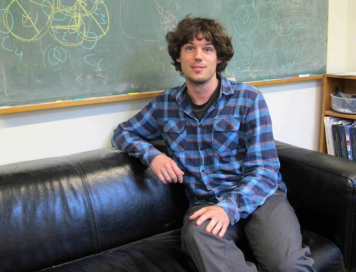 Silas Boye Nissen, ph.d.-studerende i biokompleksitet på Niels Bohr Institutet ved Københavns Universitet, kan godt blive lidt irriteret over, at han tre år i træk har været nødt til at skrive til Valgsekretariatet for at få rettet fejl på valglisterne for overhovedet at kunne komme til at stemme til univalgene. 