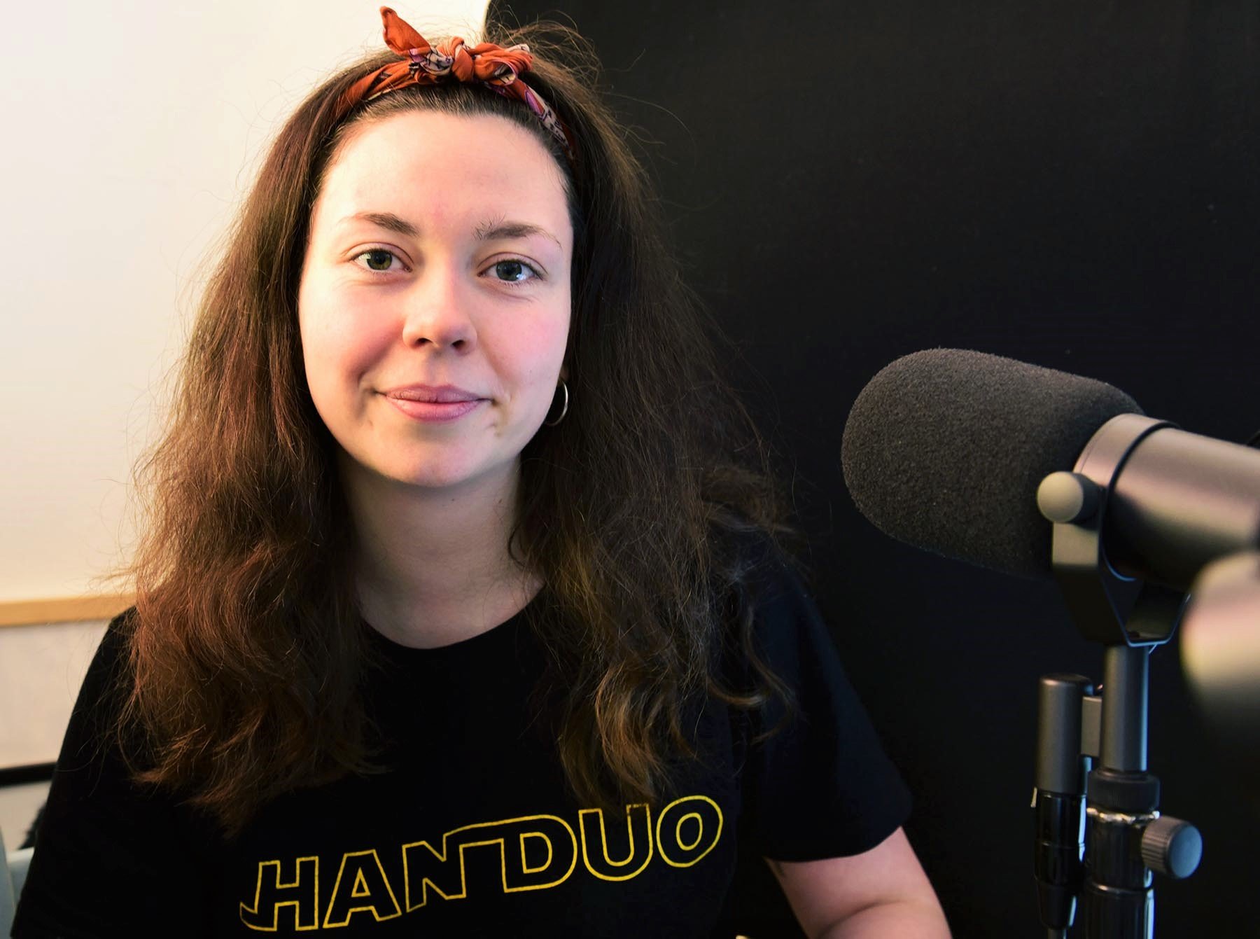 Rikke Collin i sit hjemmestudie på Vesterbro. Tv- og radiovært Thomas Skov er den næste gæst i podcasten 'Tårekanalen'.
