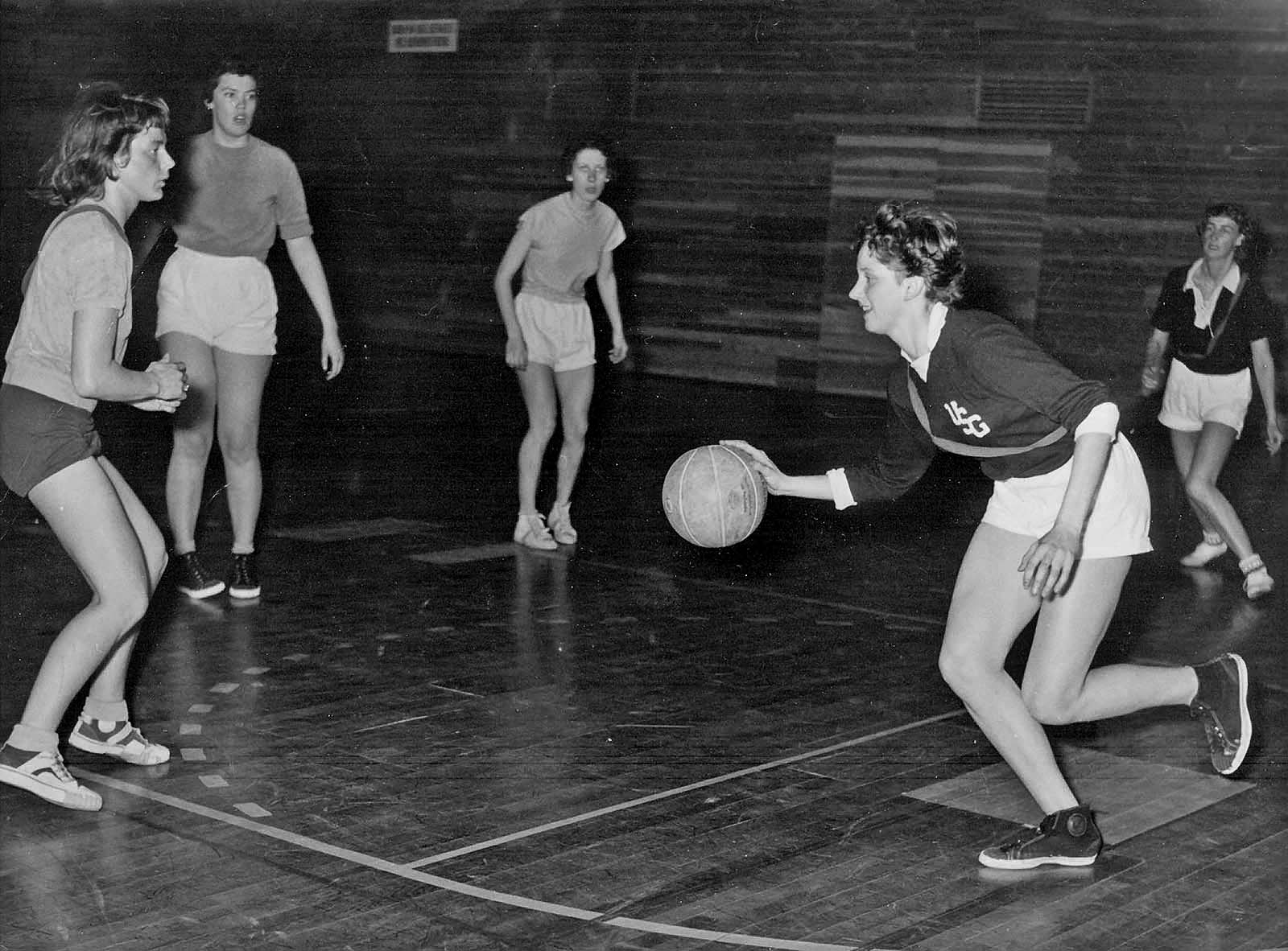 Studenteridrætten på KU startede i 1918. Billedet her er fra 1947, hvor studenteridrætten - via herboende amerikanske soldater - introducerede basket i Danmark. Merete Nordentoft meldte sig ind i 1978, mens hun læste.