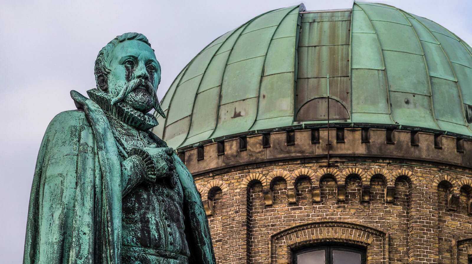 »Altså står til denne time Den hellige Skrifts autoritet urokket,« skrev Tycho Brahe - her set i statueform ved Det Astronomiske Observatorium på Østervold (der i dag huser KU's Center for Naturfagenes Didaktik).  Naturvidenskab uden religion var på det nærmeste en selvmodsigelse langt op i 1700-tallet.
