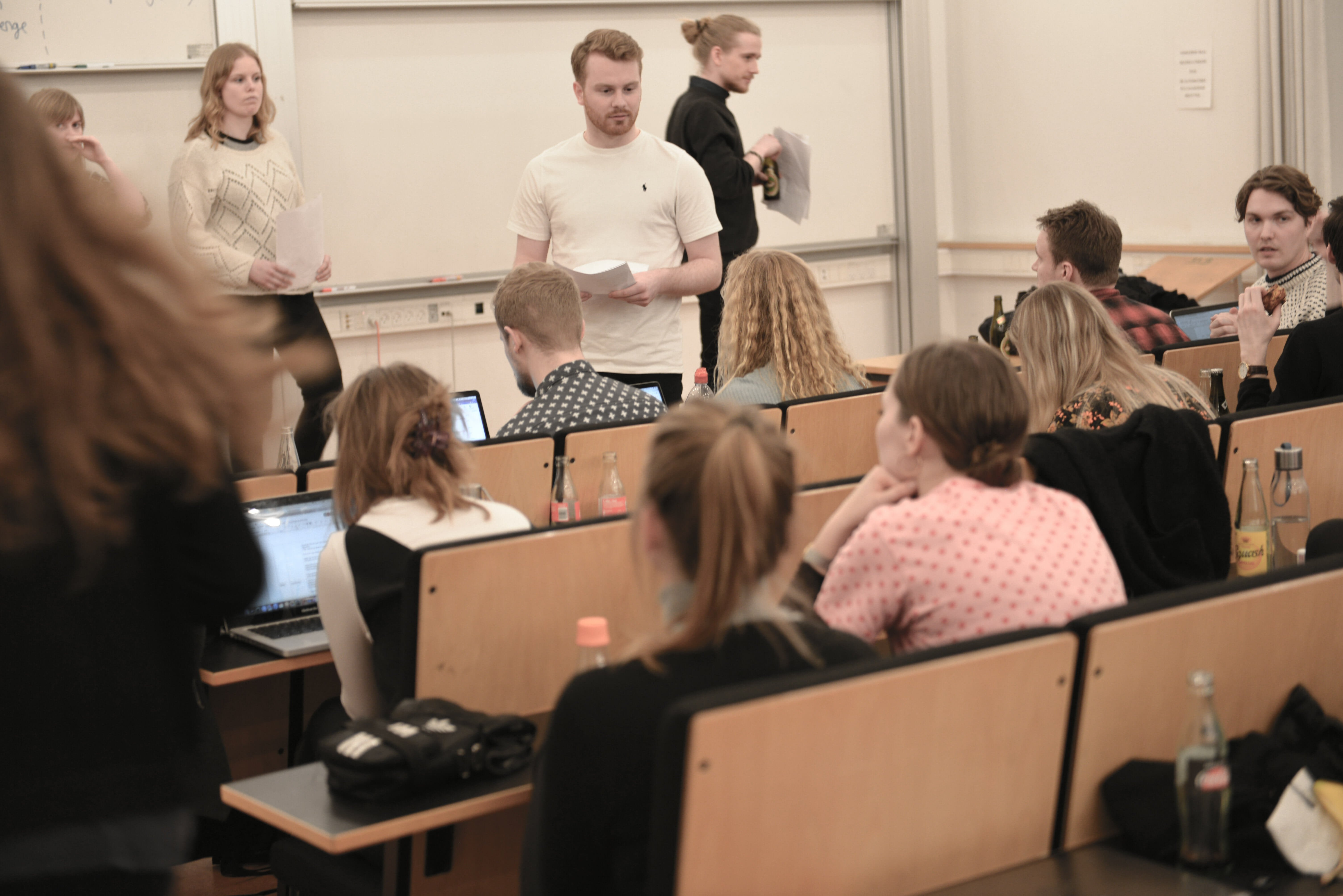 En flok skuespillere gør klar til første gennemspilning af Statskundskabsrevyen 2018.