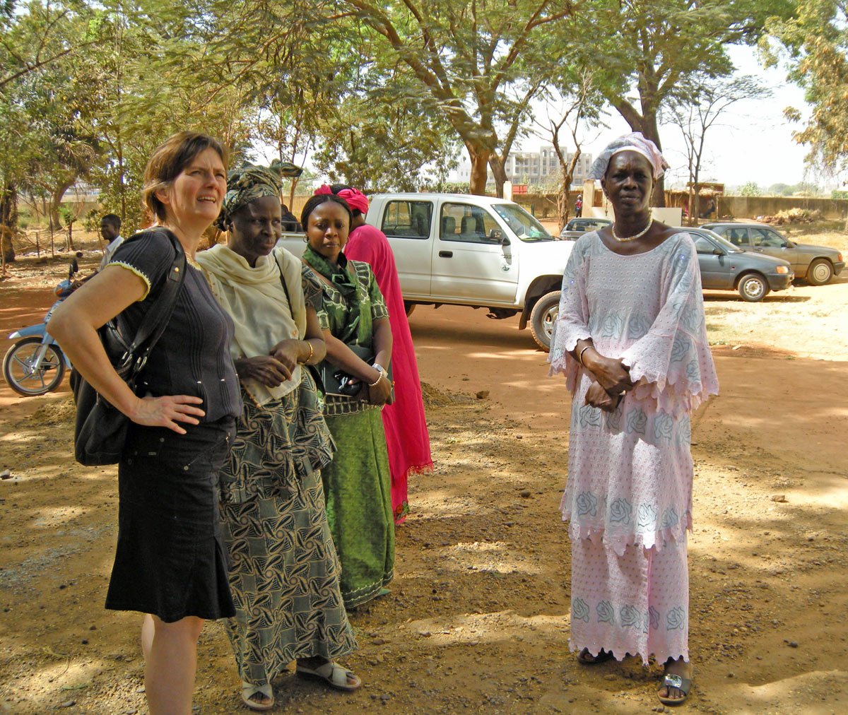 A meeting in Mail. Professor at the Department of Food Science Lene Jespersen (left)  has cooperated with locals in West Africa  on food microbiology for 25 years.