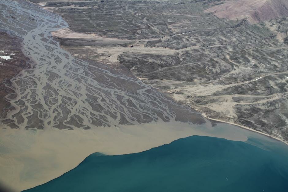 I Grønland kan vi se, hvordan isen knuser fjeldet under sig, og hvordan det knuste materiale bringes ud med vandet, når isen smelter. Og det skaber masser masser af næringsrig mudder dag efter dag. 