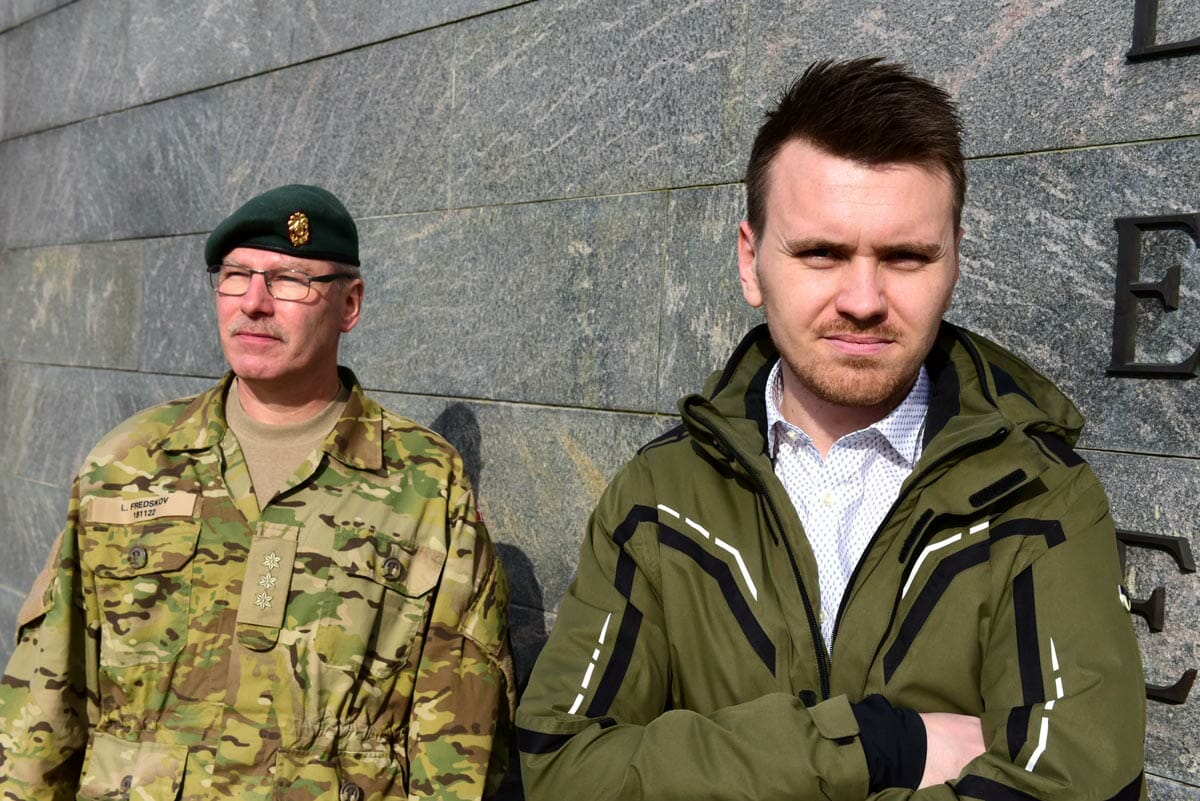 Oberst Lennie Fredskov Hansen og Jens Graff foran monumentet over Danmarks internationale indsats efter 1948 på Kastellet i København.