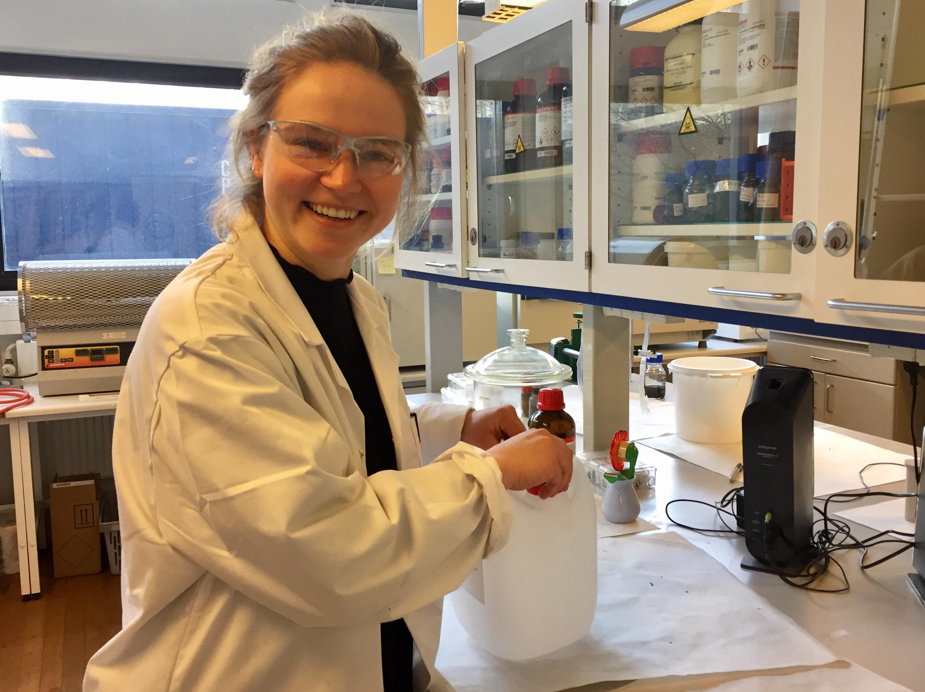 Olivia Aalling-Frederiksen læser kurset kemiske undervisningsforsøg.