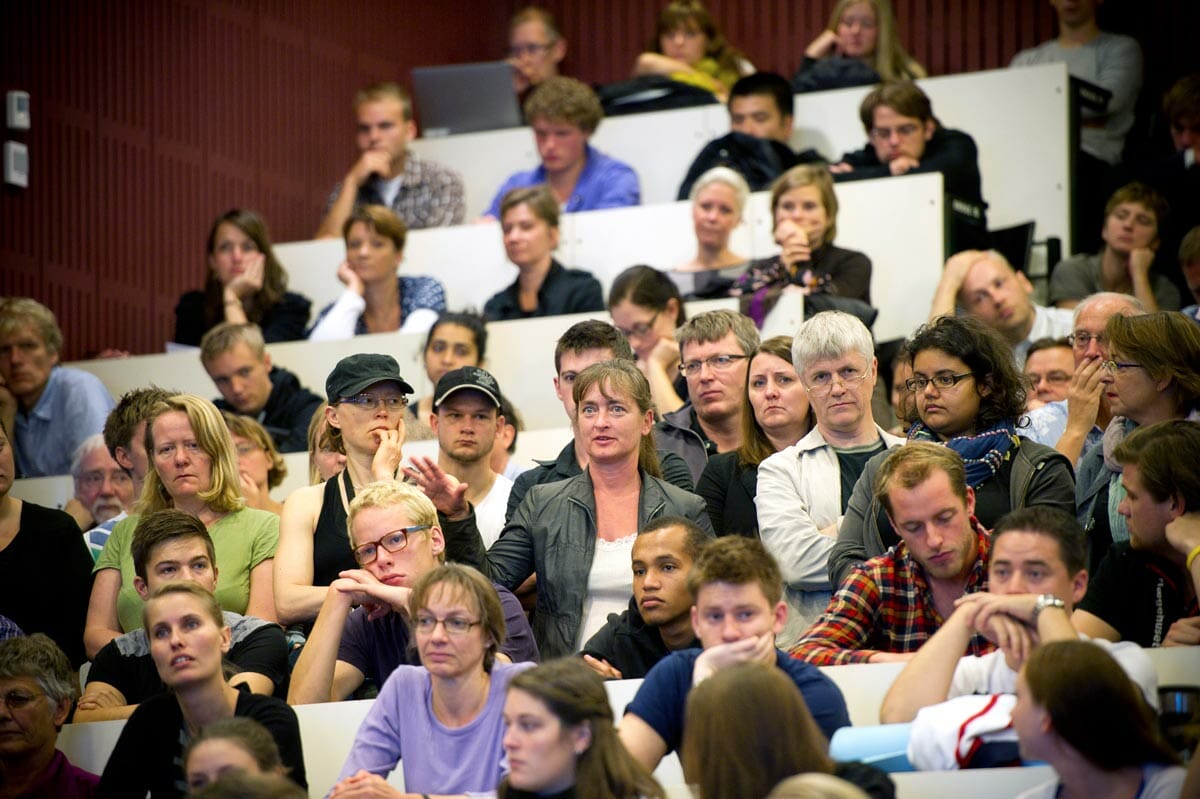 Archived photo:  Information meeting at the former Faculty of Life Sciences in 2011.