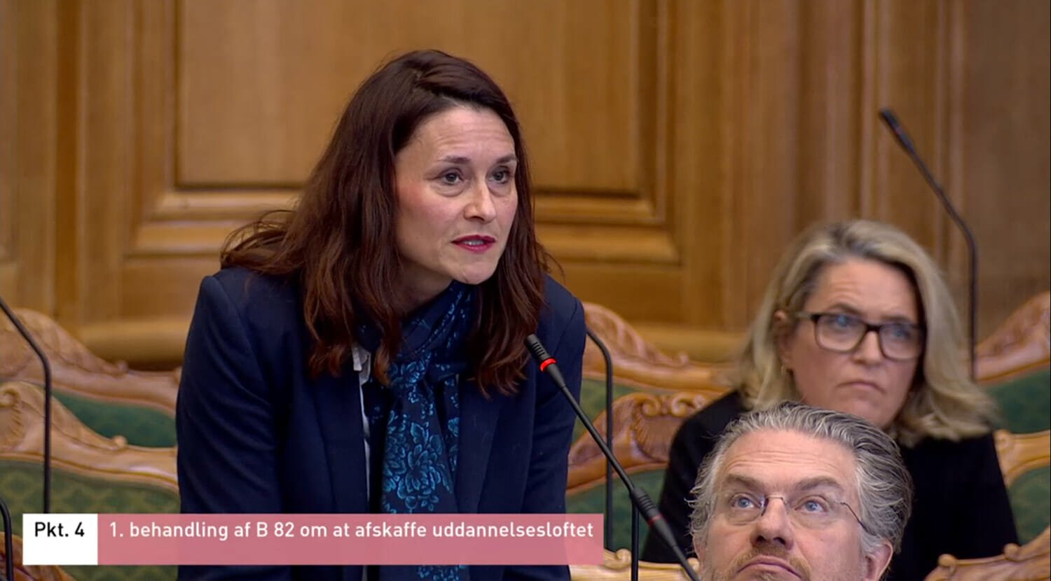 Carolina Magdalene Maier (Alternativet) stiller spørgsmål til Mette Reismann (S) under Folketingets behandling af borgerforslaget om at afskaffe uddannelsesloftet. 