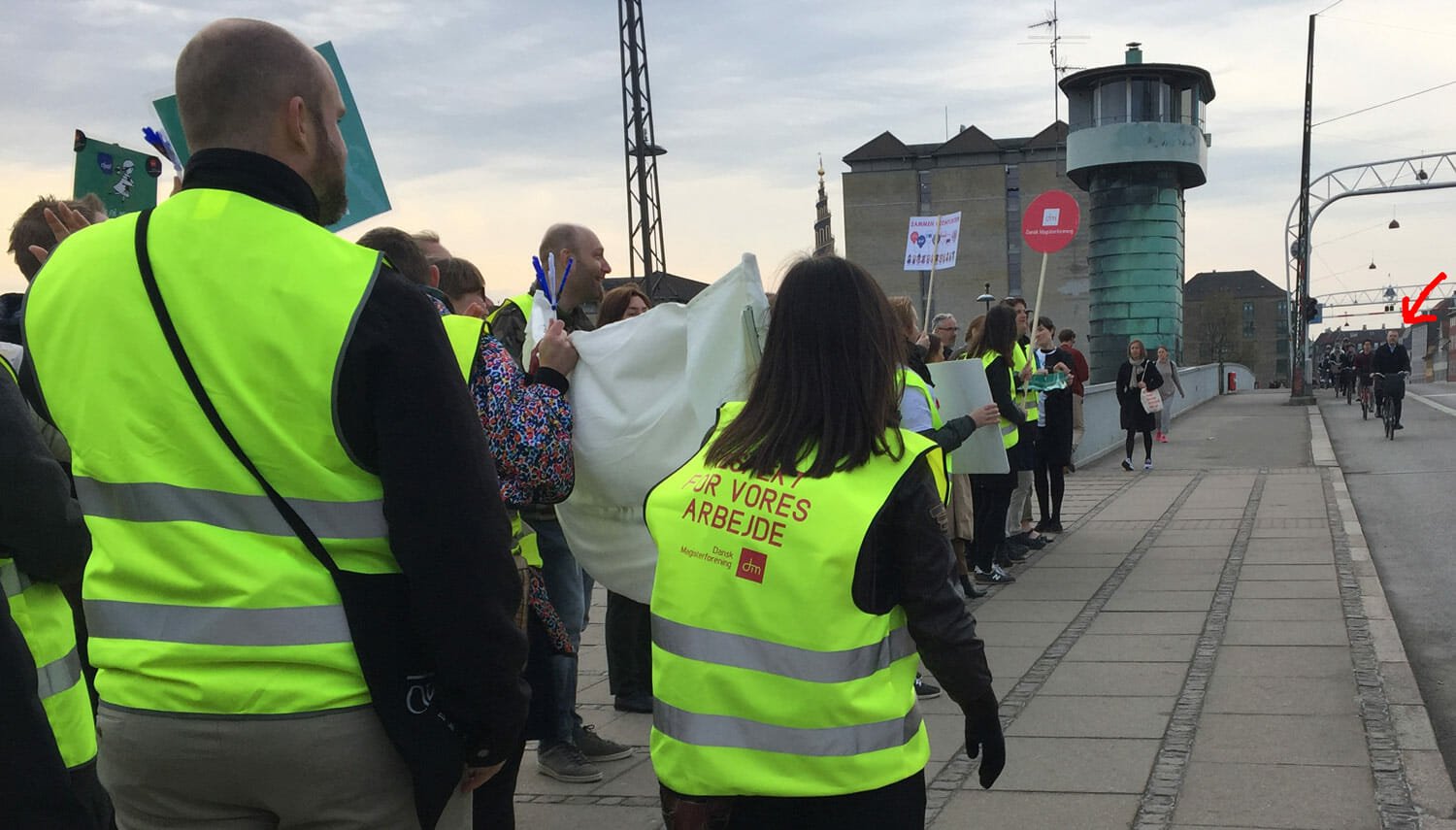 Bjarne Corydon er skurk i en af slagsangene. Tilfældet vil, at han netop cykler forbi under morgenens demo på vej til job.