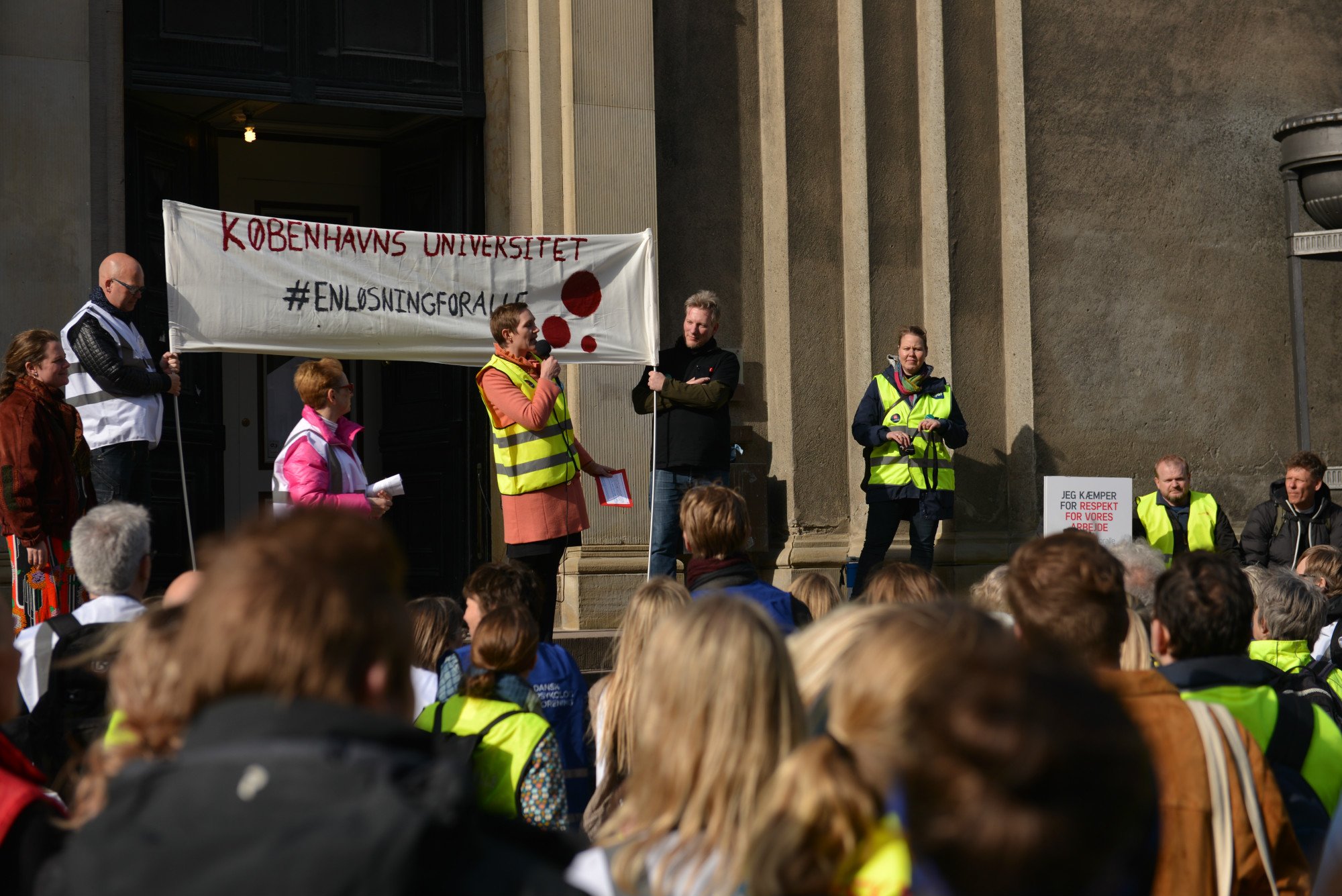 Fællestillidsrepræsentant for AC-TAP Signe Møller Johansen varmer op under de KU-ansatte på Frue Plads.