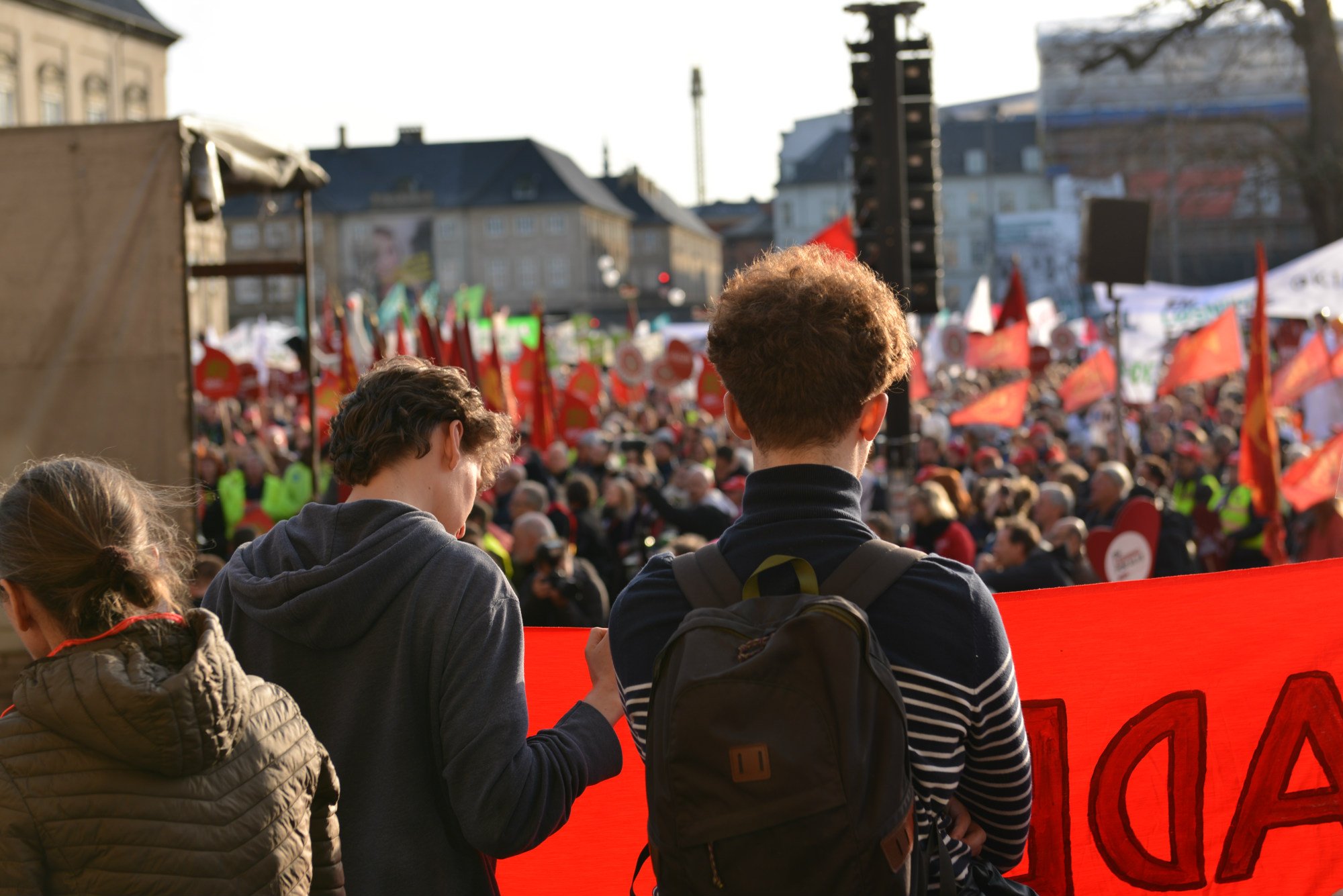 Et par SNAS'ere kigger ud over menneskemængden på Bertel Thorvaldsens Plads.