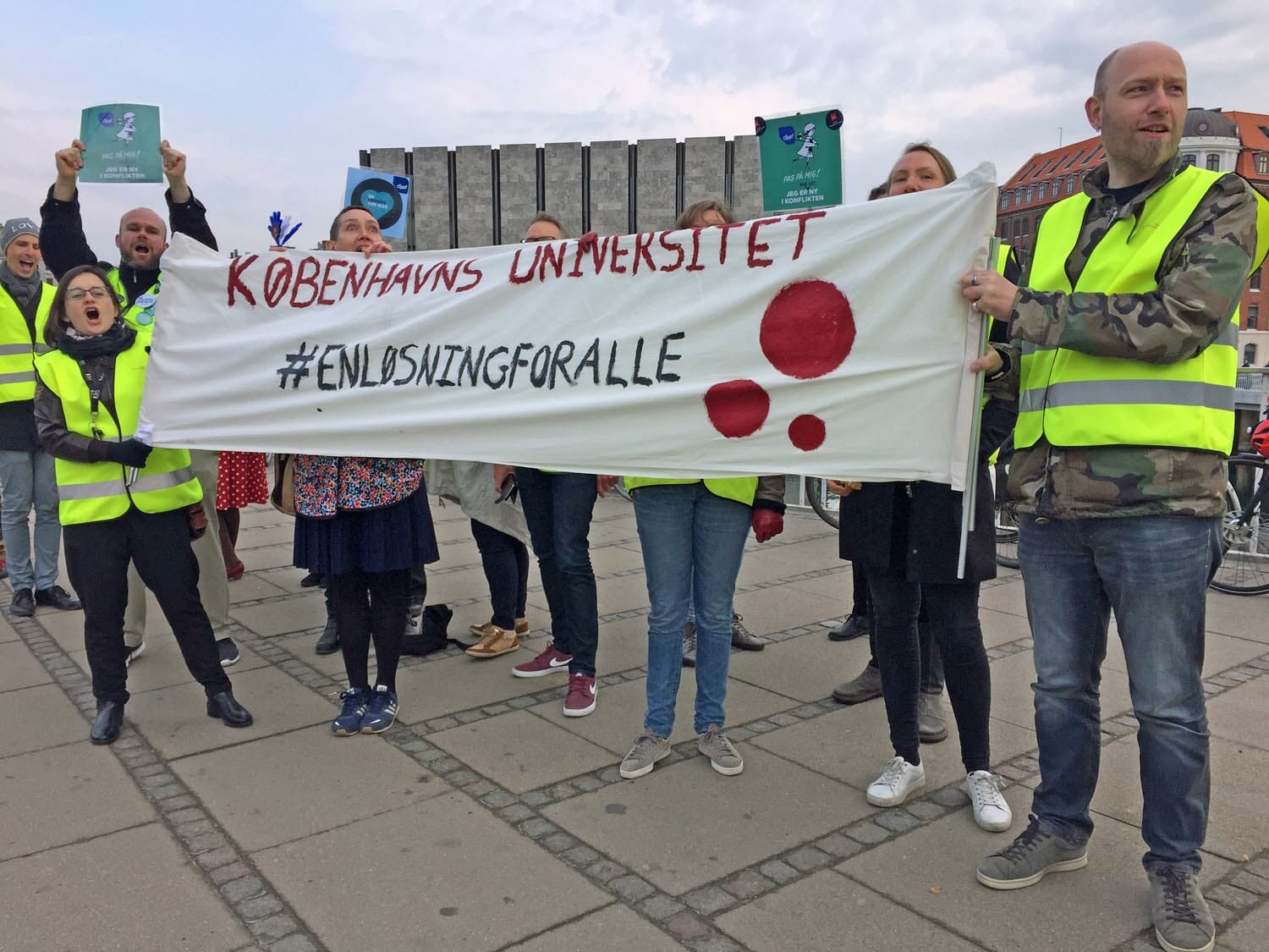 KU-ansatte i fælles aktion med tillidsrepræsentanter fra Forsknings- og Uddannelsesministeriet, mens der endnu blev forhandlet om 'en løsning for alle'. Arkivfoto fra 23. april 2018.