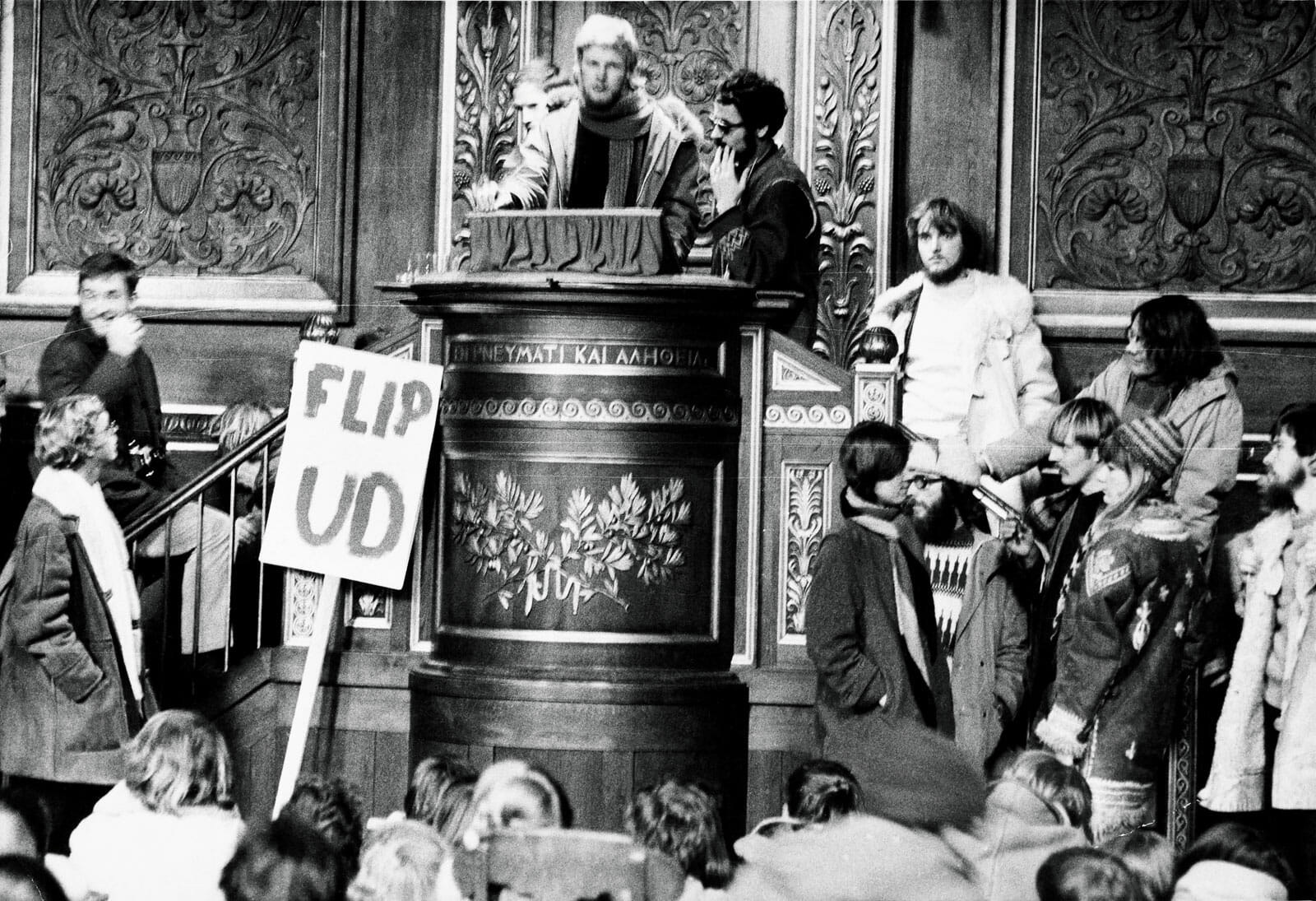 Studenteroprøret på KU kulminerer i 1970, da studerende besætter rektors kontor og indtager festsalen på Frue Plads. De protesterer mod udkastet til en styrelseslov, der ender med at give de dem demokratisk valgt repræsentation i både studienævn, fakultetsråd og Konsistorium (universitets øverste myndighed dengang).