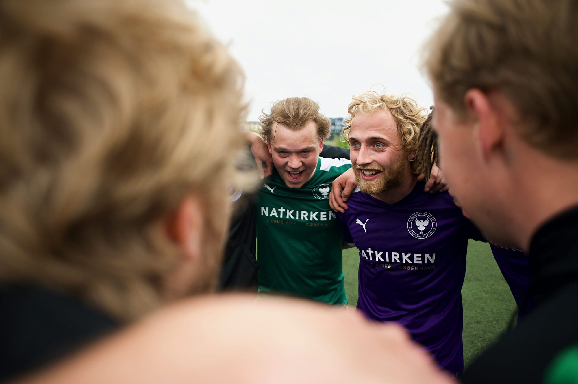 Anfører for Teologi og topscorer i turneringen Jakob Funch Engelstad varmer op under sit hold.