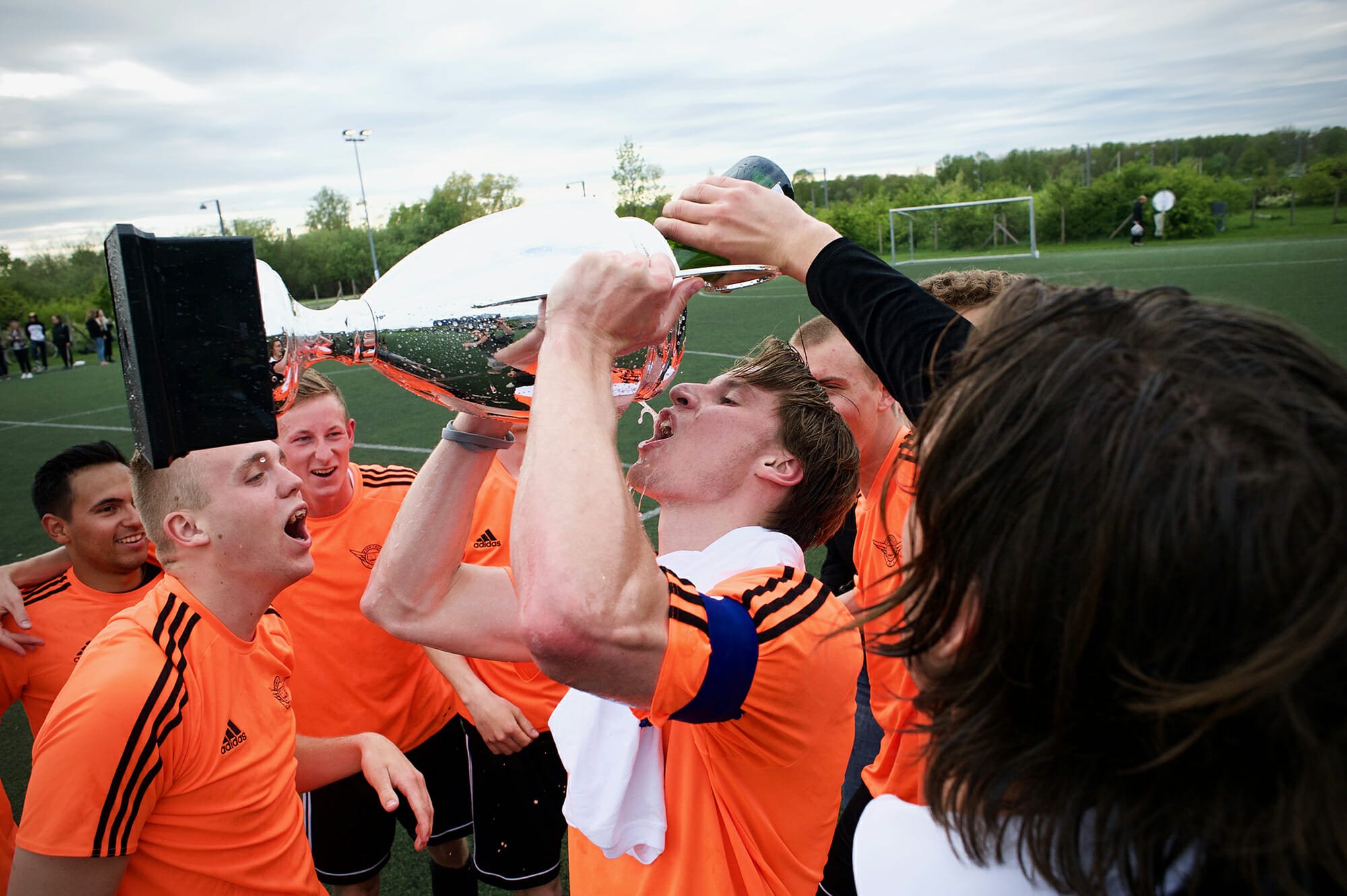 Kommunikation & IT fejrer deres sejr over Teologi.  Dermed vinder de universitetsfodbold for første gang og kan drikke af den nye pokal, der nu skal have holdets navn indgraveret.