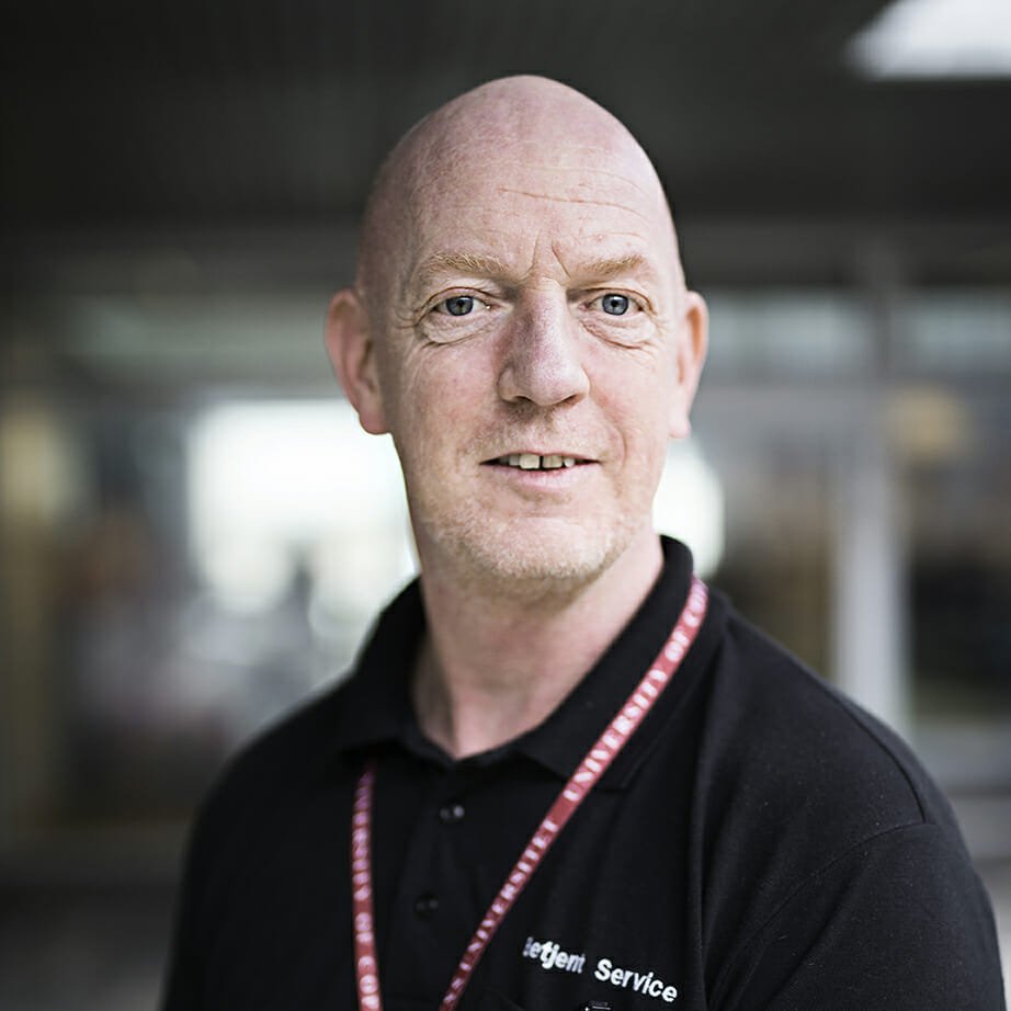 Jesper Ovesen har været betjent på Københavns Universitet i 20 år. Hvis det står til ham, tager han gerne 15 år mere.