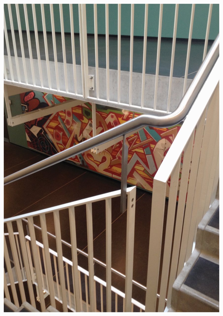 Graffiti fra universitetets byggeplads, som nu hænger som kunst på gangen ind til specialepladserne på Søndre Campus-  