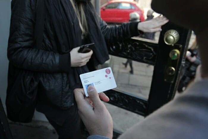 Det vækker glæde, at KU's internationale forskere kan være censorer eller holde oplæg uden for campus uden at risikere politianmeldelse.