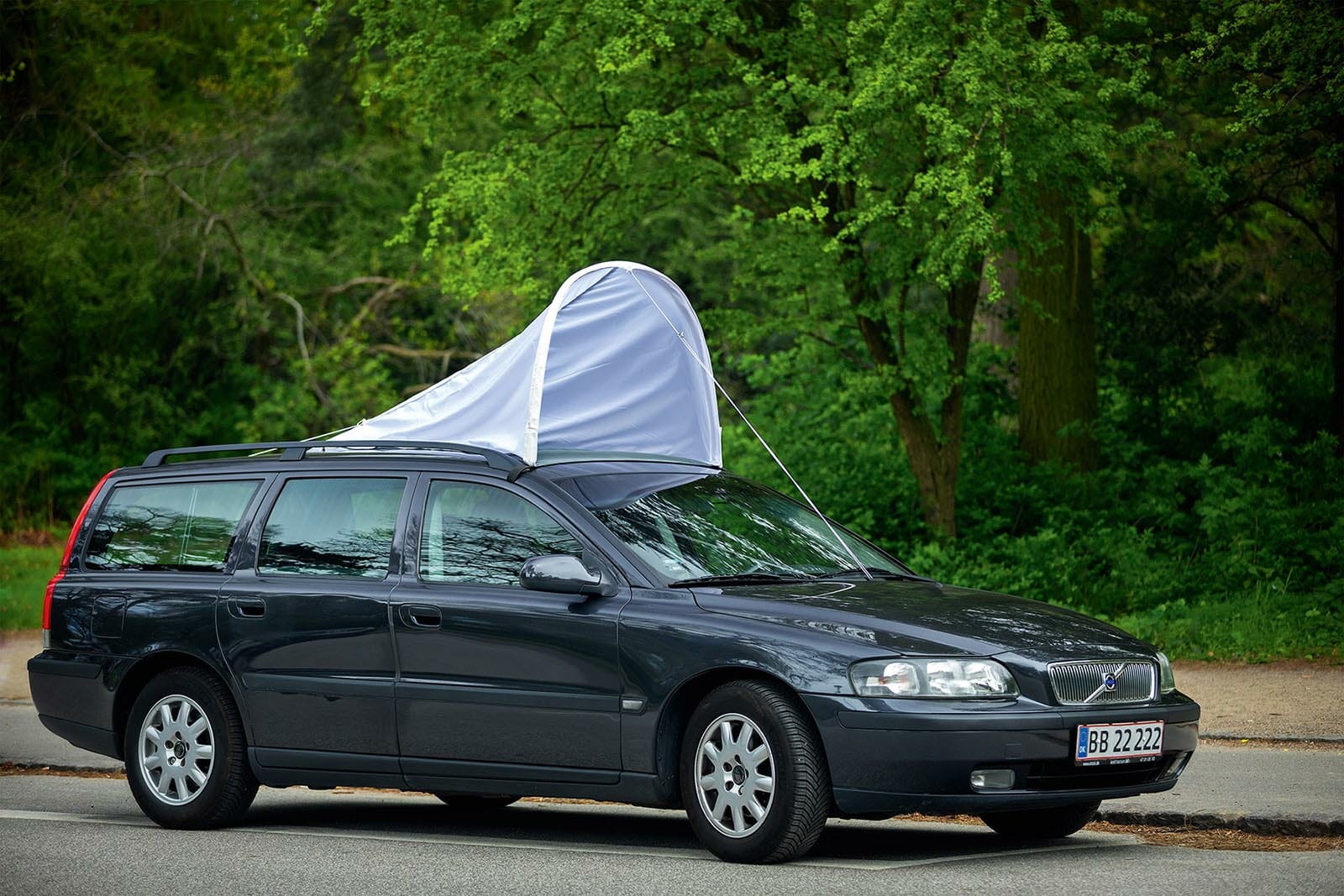 It takes just two minutes to tether the net on the roof of the car, and everyone can when owning a car. Max speed while driving is 50 km per hour - and it only works in dry weather and in calm wind conditions.
