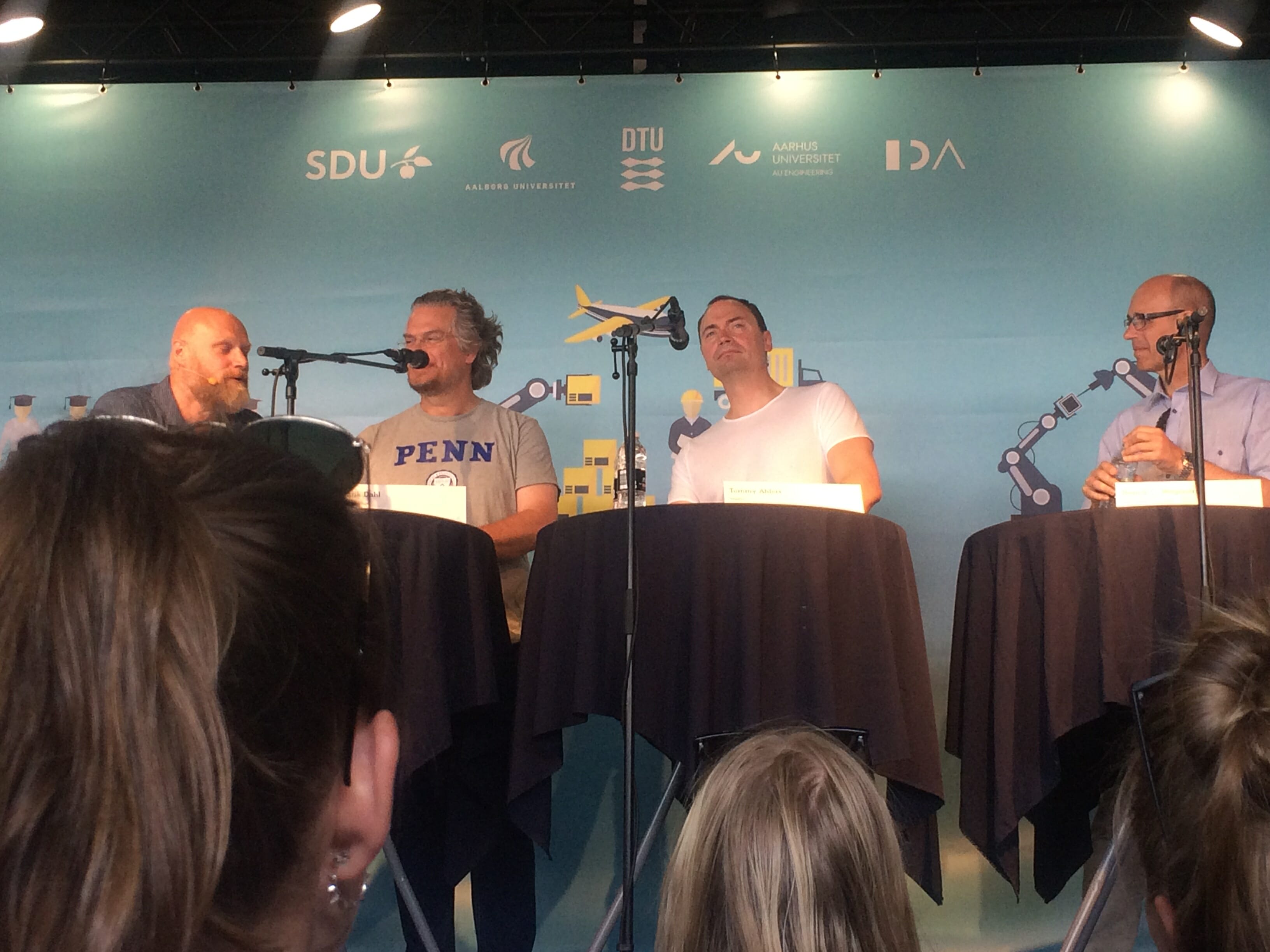 Henrik Dahl (LA), uddannelses- og forskningsminister Tommy Ahlers (V) og KU-rektor Henrik C. Wegener løser universitetsdilemmaer med Mads Steffensen.