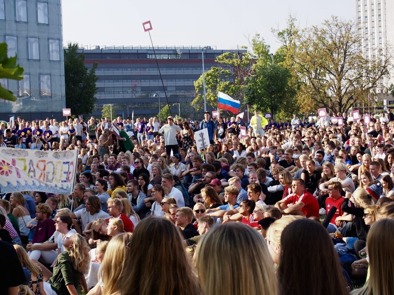 Flere tusinde nye studerende lyttede med, da Studenterrådets Amanda Brüchert og derefter rektor Henrik Wegener holdt tale.
