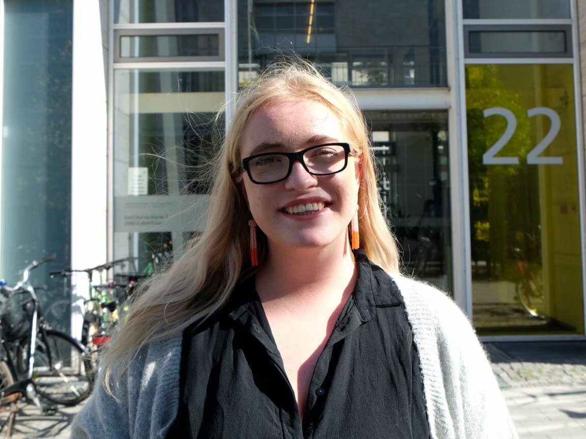 Karla læser historie på Søndre Campus