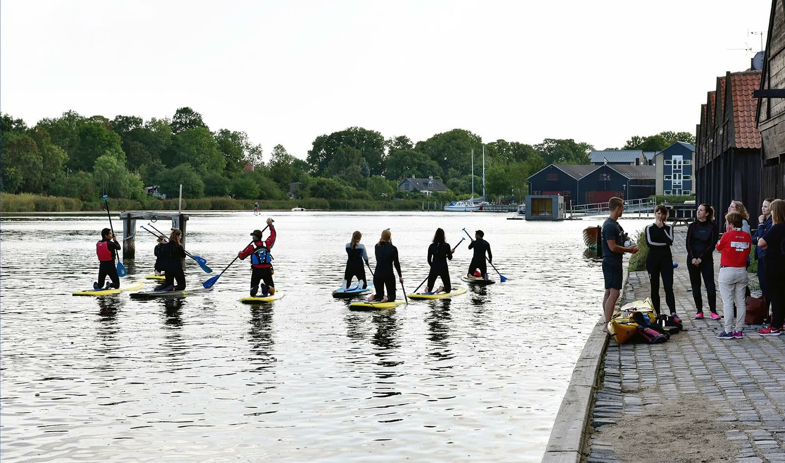 Christian Engkilde og eftermiddagens syv deltagere på stand up paddling-holdet begiver sig hen til et nyt sted i kanalen for at finde nye udfordringer.