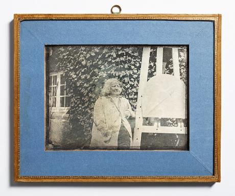 Nordens første daguerreotypi stammer fra 1840 og forestiller den berømte billedhugger Bertel Thorvaldsen. Det viser den gamle herre i arbejdstøjet i en københavnsk have ved siden af et staffeli.