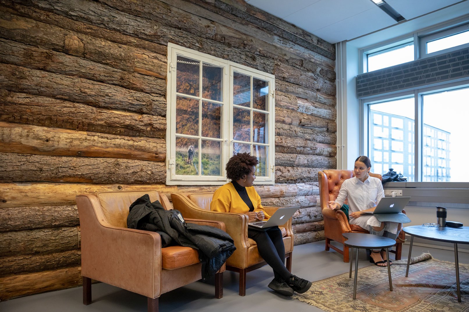 En gruppe jurastuderende har søgt tilflugt i det hyggelige grupperum, som er indrettet i samarbejde med Juridisk Jagt- og Skytteforening.