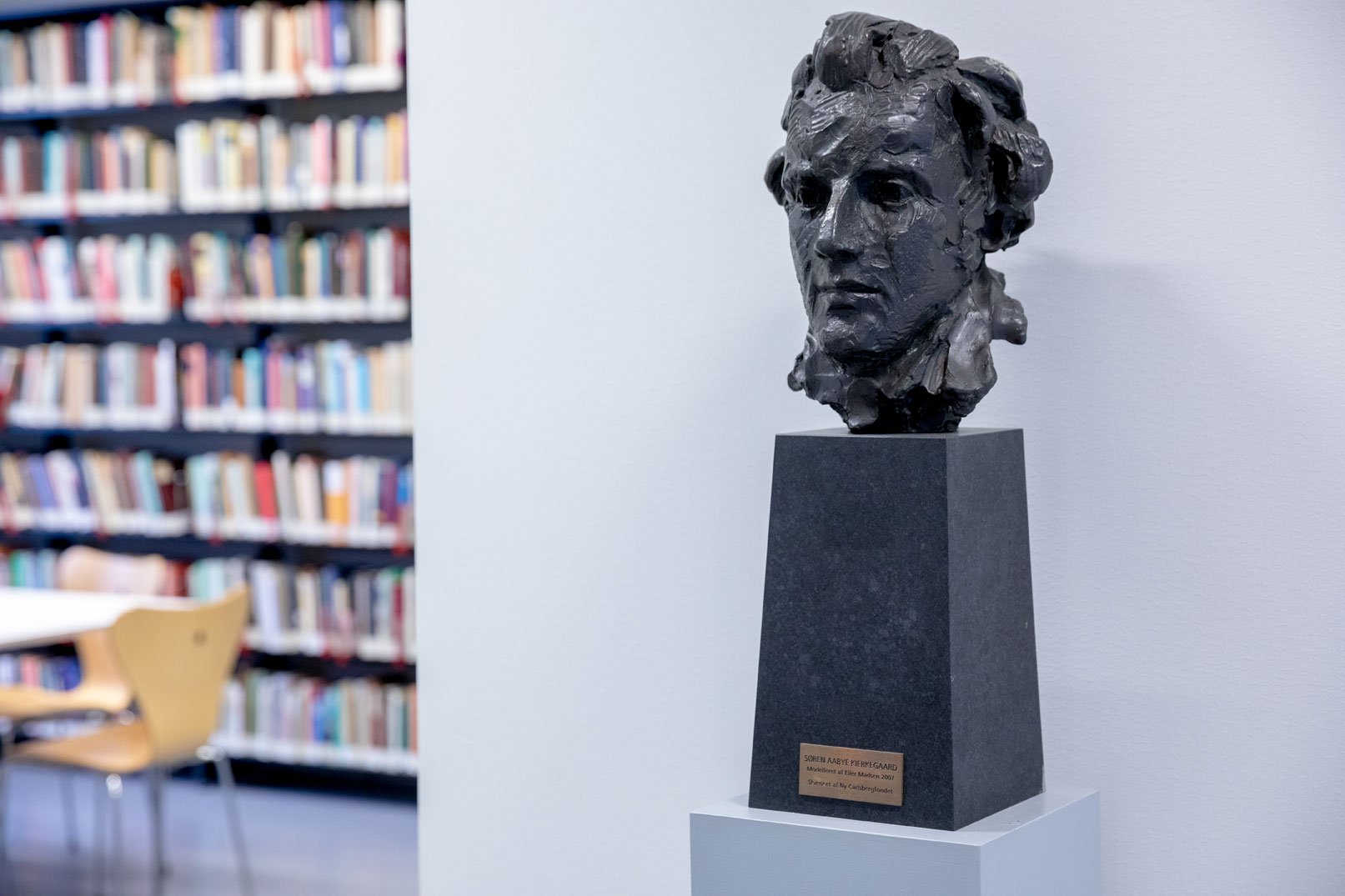 Teologis Kirkegaard-buste. Ved semesterstart i 2017 forsvandt filosoffen et par dage. Rygter vil vide, at historiestuderende havde neglet den – og at Teo-folket hævnede sig ved at nakke et billede fra Café Helga.