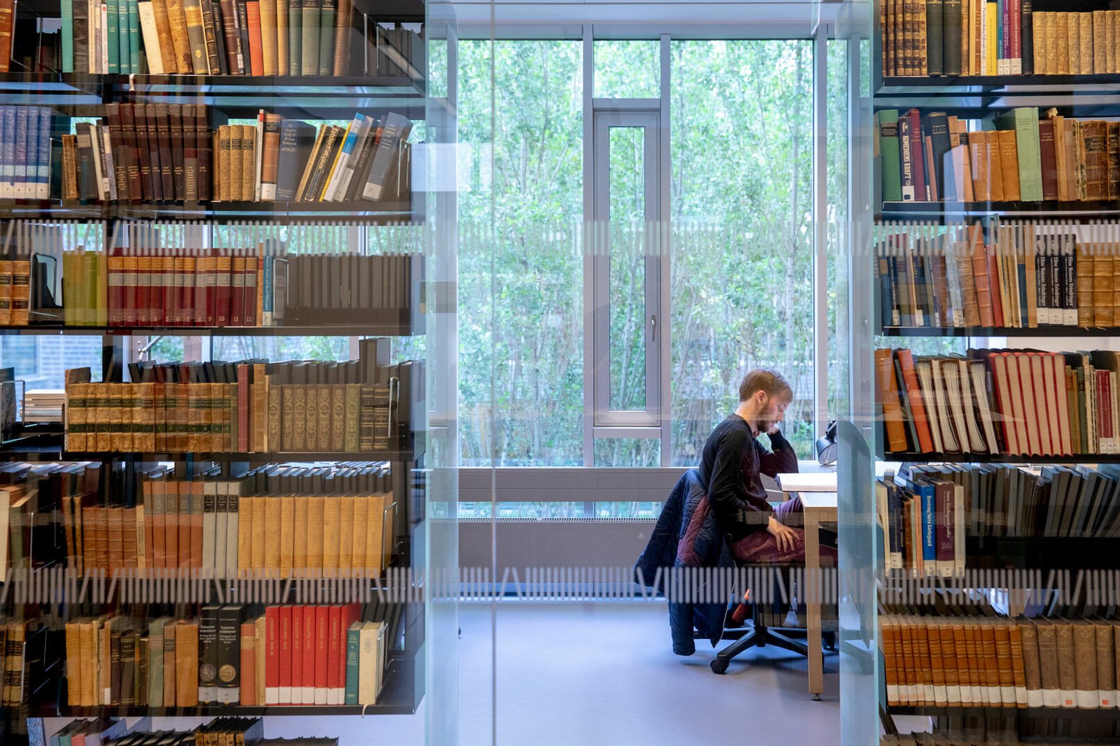 Fordybelse i KUA3. Teologernes bogsamling er betragtelig.