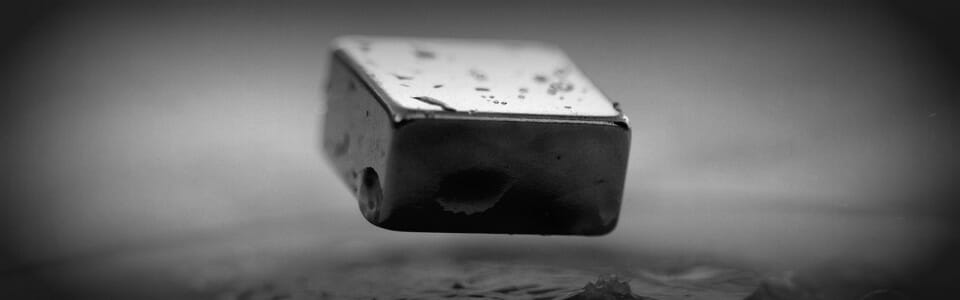 Frit svævende (leviteret) superleder oven på en magnet.