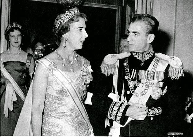 Iran under shahen (1941-1979) blev anset som en vestlig allieret. Her ses Dronning Ingrid i samtale med Mohammad Rezâ Shâh, mens en ung Dronning Magrethe følger i hælene på dem