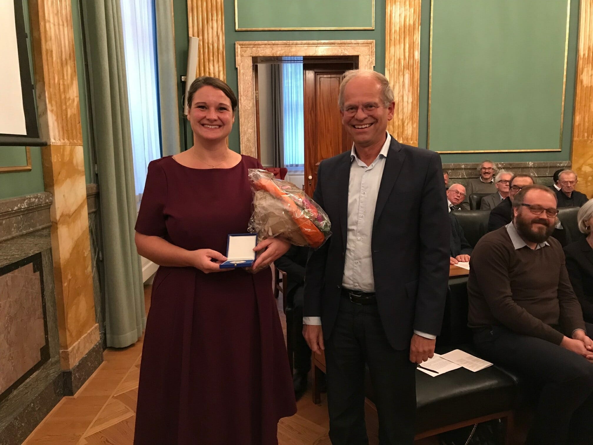 Anne Katrine de Hemmer Gudme fik overrakt prisen i Videnskabernes Selskab torsdag den 25. oktober af selskabets præsident Mogens Høgh Jensen.