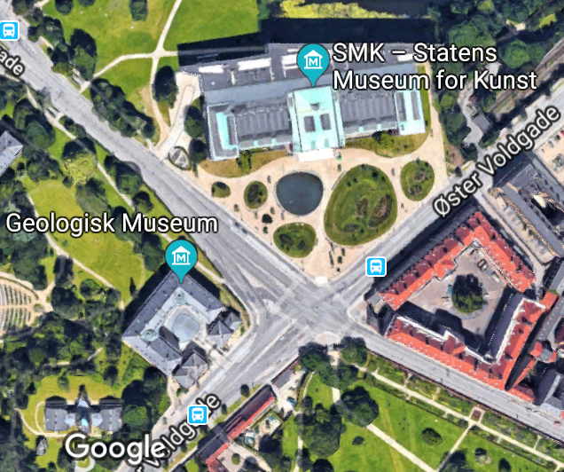 Her ses hvordan SMK og Geologisk Museum indgår i en fin symmetri og ligefrem drejer sig mod hinanden, Google Maps.