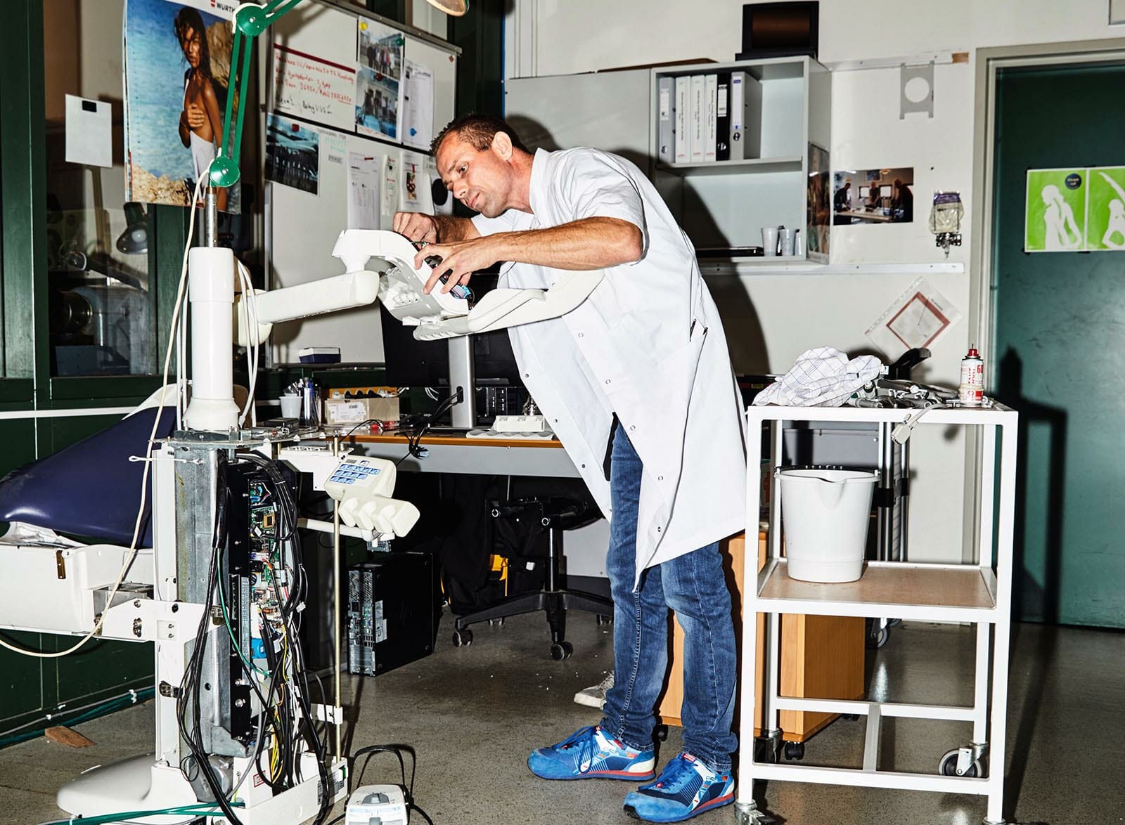 Computeren der styrer tandlægestolens instrumenter, er kaput og skal fikses. Den klarer Jesper i Panums kælder.