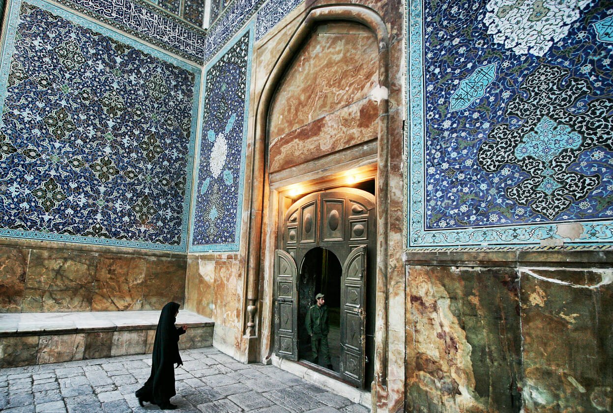 Isfahan regnes for at være en af mellemøstens smukkeste byer og er også på UNESCO's verdensarvsliste. Den nye bog om Iran har dedikeret et helt kapitel til imampladsen i byen. 
