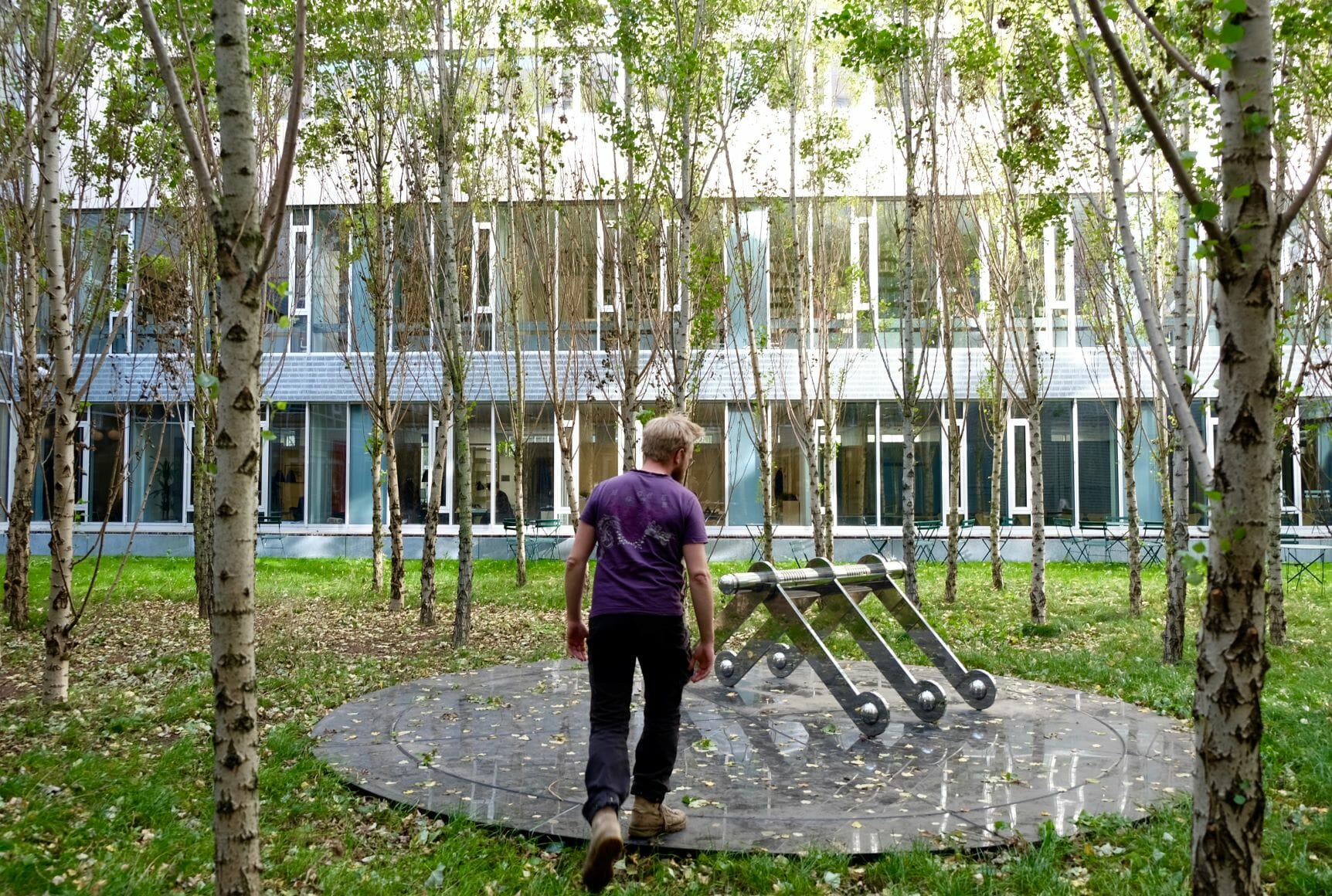 I sin hverdag læser Johannes teologi på KU. Her ses han i birkelunden på KUA3.