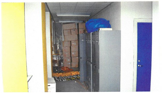 Fotografi taget af universitetsledelsen i Studenterhuset 21. oktober 1993. I et skab på førstesal mærket »Regnbuen« fandt politiet et jernrør og otte stykke tilvirket telefonkabel lavet af metal med orange plastik udenom. De målte 3 cm i diameter og var klippet over i en halv meters længde og vejede omkring et halvt kilo hver.