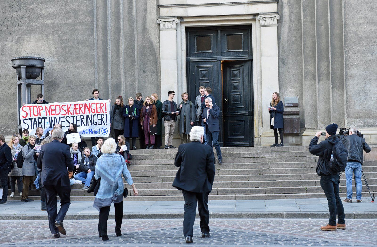 Gæster ankommer til KU's årsfest 2018 og bliver mødt af demonstranter fra HUMrådet.