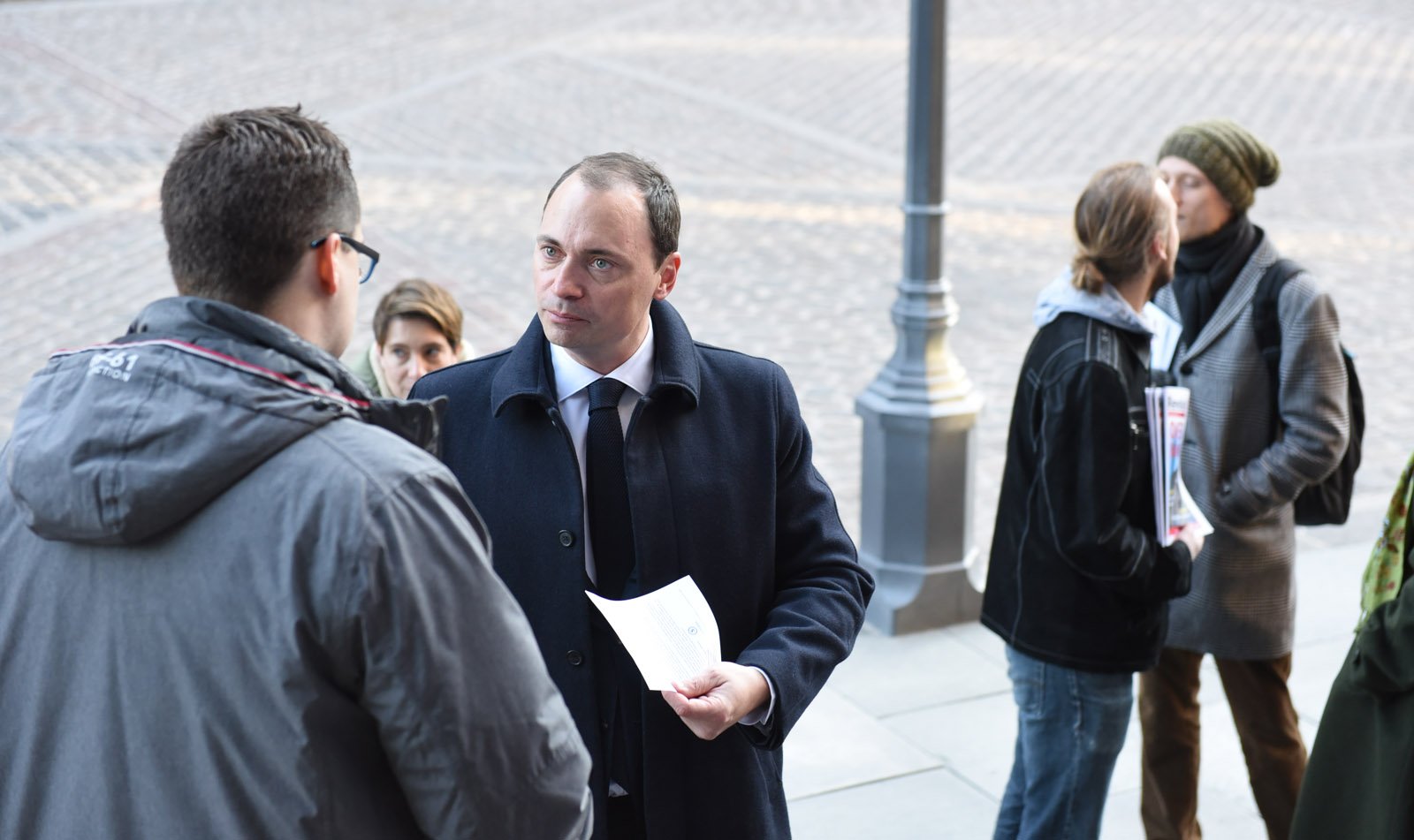 Studerende fra Københavns Universitet diskuterer uddannelsesbesparelser med Tommy Ahlers før universitetets årsfest i 2018.
