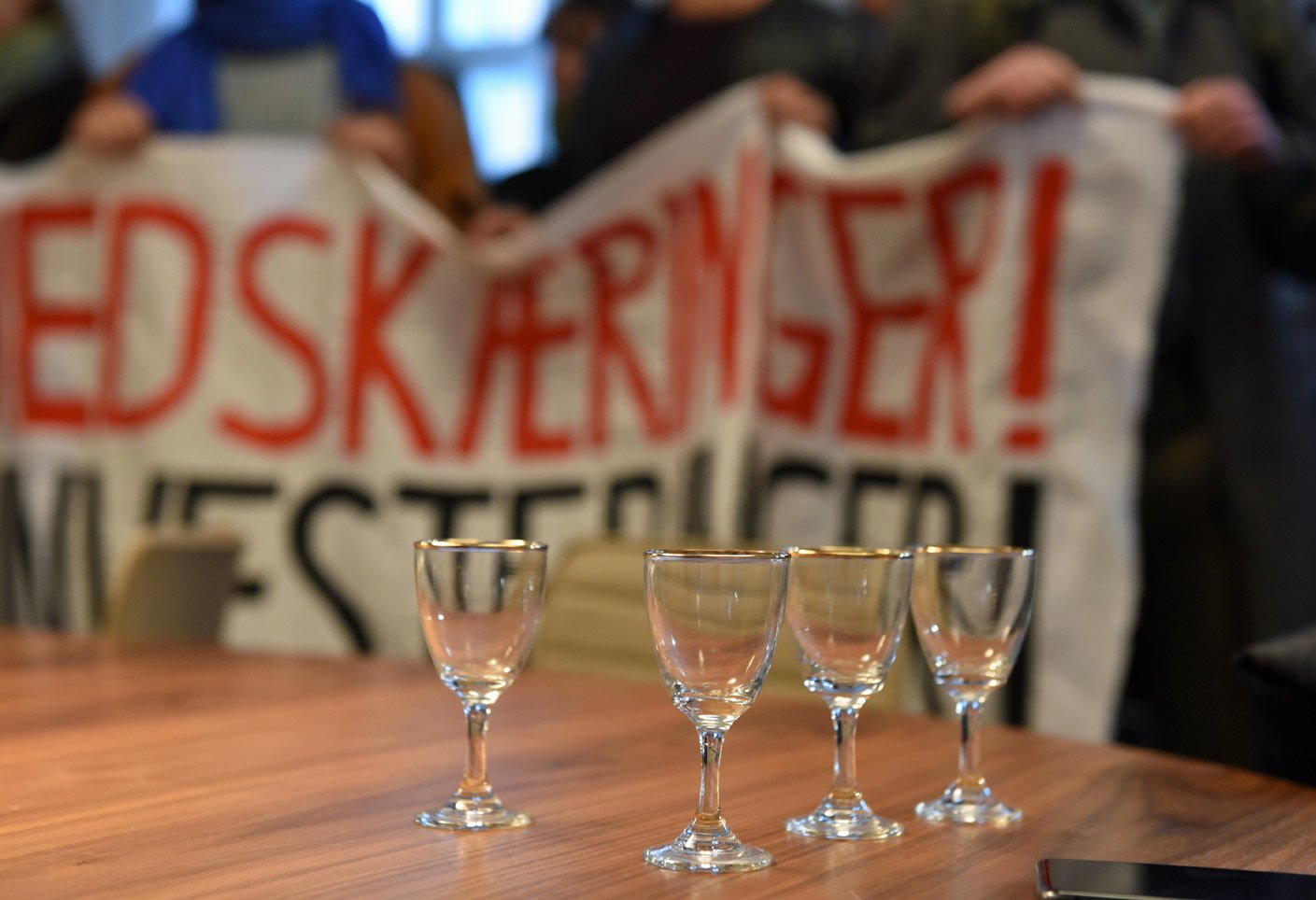 De midlertidige besættere er ventet. Rektorsekretariatet byder på et glas portvin som et nik til dengang, hvor studerende for alvor besatte kontoret og drak daværende rektor Mogens Fogs portvin.